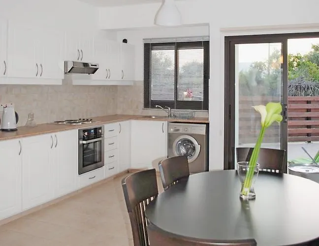 Siblings Nest 1 Polis